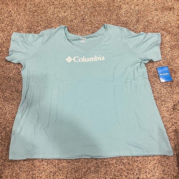 Columbia Tops - Columbia Women’s Mount Rose Relaxed Logo V-Neck Short Sleeve Tshirt - NWT